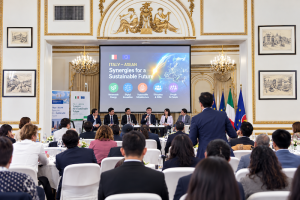 Indonesia ingin mengubah potensi energi surya yang melimpah menjadi peluang investasi energi bersih berskala besar melalui peluncuran program pembangkit listrik tenaga surya (PLTS) nasional berkapasitas 100 gigawatt peak (GWp). Presiden Prabowo Subianto secara resmi meluncurkan program tersebut pada Agustus 2026
