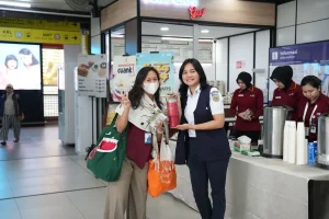 Dalam rangka memeriahkan HUT ke-81 KAI, LRT Jabodebek menghadirkan Monday Kolling sebagai bentuk apresiasi sekaligus upaya membangun kedekatan dengan pengguna. Kegiatan tersebut diwujudkan melalui pembagian 800 kopi gratis pada Senin (28/9) pagi di Stasiun Kuningan dan Stasiun Dukuh Atas Bank Syariah Indonesia.